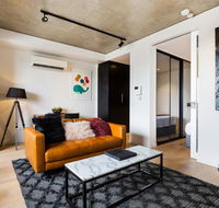 Artsy Apartment CBD City Views and Balcony - Grafton Accommodation