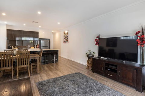 Luxury Home In Christies Beach With King Bed, NBN, Netflix, 3Bed 2Bath - Grafton Accommodation 1