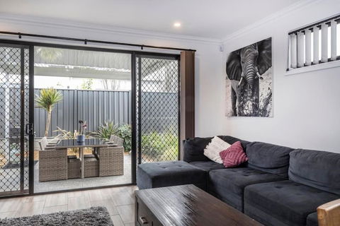 Luxury Home In Christies Beach With King Bed, NBN, Netflix, 3Bed 2Bath - Grafton Accommodation 2