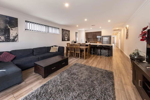 Luxury Home In Christies Beach With King Bed, NBN, Netflix, 3Bed 2Bath - Grafton Accommodation 3