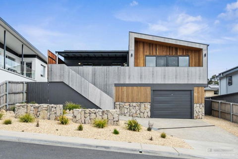 Magnificent Home, Water Views - Grafton Accommodation 0