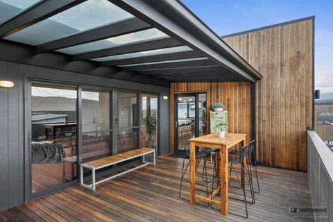 Magnificent Home, Water Views - Grafton Accommodation 2