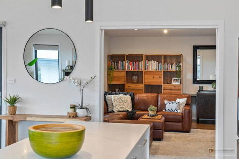 Magnificent Home, Water Views - Grafton Accommodation 3
