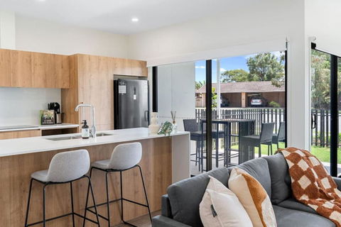 Modern Brand New House Near Mall Park With 2Parking - Grafton Accommodation 1