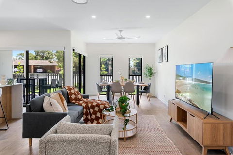 Modern Brand New House Near Mall Park With 2Parking - Grafton Accommodation 2