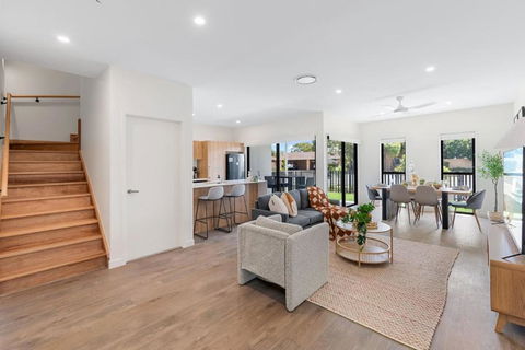 Modern Brand New House Near Mall Park With 2Parking - Grafton Accommodation 3