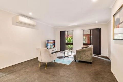 Modern Comfort Retreat 4Bed Cozy Haven W Pool - Grafton Accommodation 1