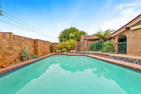 Modern Comfort Retreat 4Bed Cozy Haven W Pool - Grafton Accommodation 2