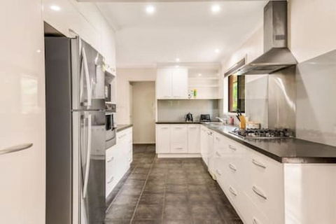 Modern Comfort Retreat 4Bed Cozy Haven W Pool - Grafton Accommodation 3