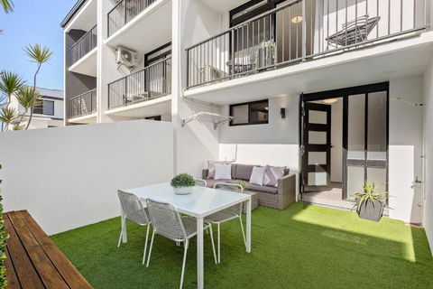 Modern Courtyard Oasis For Easy Beachside Living - Grafton Accommodation 0
