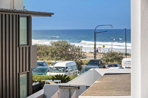 Modern Courtyard Oasis For Easy Beachside Living - Grafton Accommodation 1