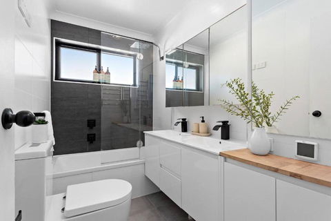 Modern Courtyard Oasis For Easy Beachside Living - Grafton Accommodation 2