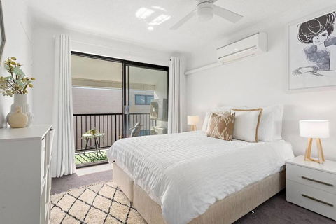 Modern Courtyard Oasis For Easy Beachside Living - Grafton Accommodation 3