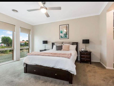 Modern Family Home With Pool - Grafton Accommodation 3