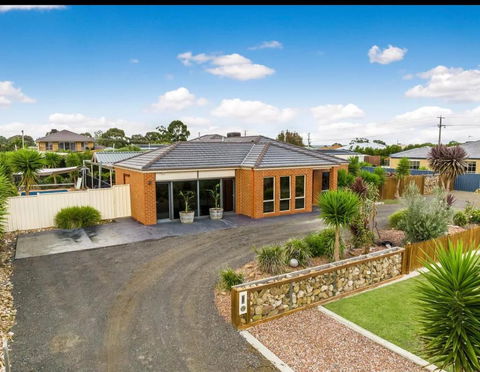 Modern Family Home With Pool - Grafton Accommodation 1
