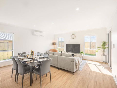 Modern Family Retreat In Premier GreenbankLocation - Grafton Accommodation 1