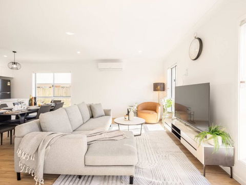 Modern Family Retreat In Premier GreenbankLocation - Grafton Accommodation 3