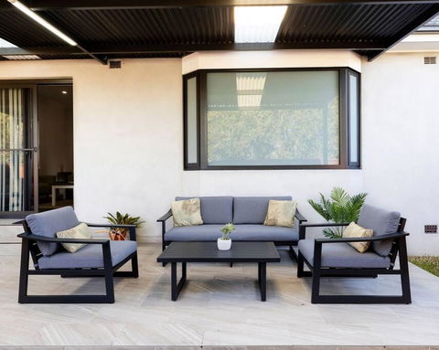 Modern Home In The Heart Of Bankstown - Grafton Accommodation 1
