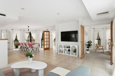 Newly Renovated Home Steps From Sorrento Beach - Grafton Accommodation 2