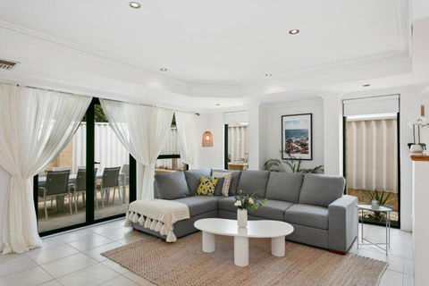 Newly Renovated Home Steps From Sorrento Beach - Grafton Accommodation 0