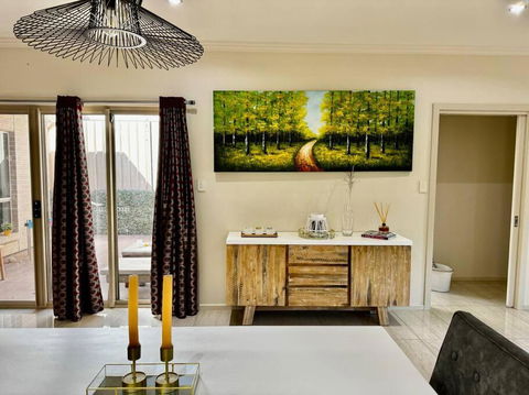 Morden Elegant 4 Bedroom House - Grafton Accommodation 0