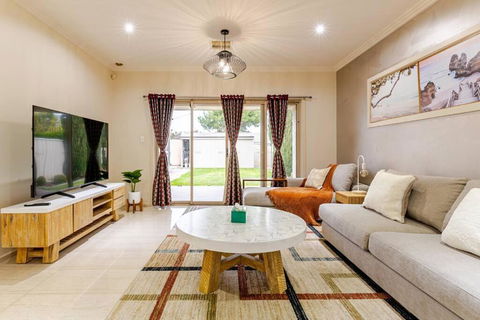 Morden Elegant 4 Bedroom House - Grafton Accommodation 1