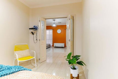 Morden Elegant 4 Bedroom House - Grafton Accommodation 2