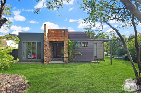 Mr & Mrs Smith - Grafton Accommodation 0
