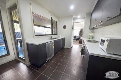 Mr & Mrs Smith - Grafton Accommodation 2