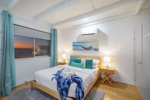 OCEA84 - Quinns Beach Shack: Ocean Views - Grafton Accommodation 2