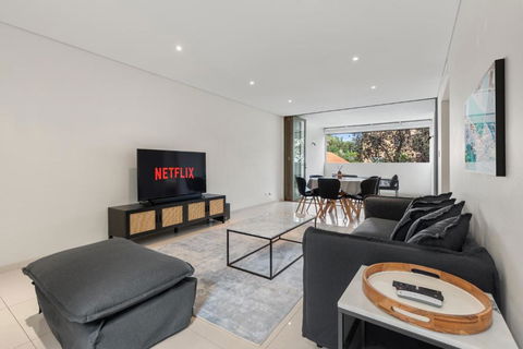 Open-Plan 2BR Unit With Parking In Prime Bondi Beach - Grafton Accommodation 3