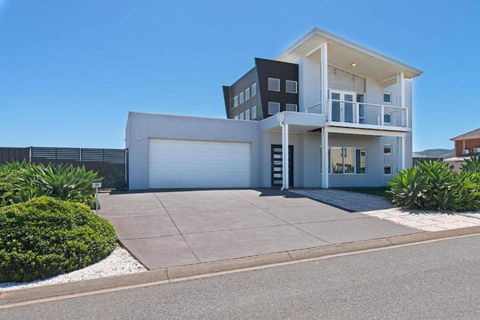 On Seascape - Grafton Accommodation 0