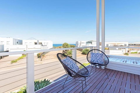 On Seascape - Grafton Accommodation 3