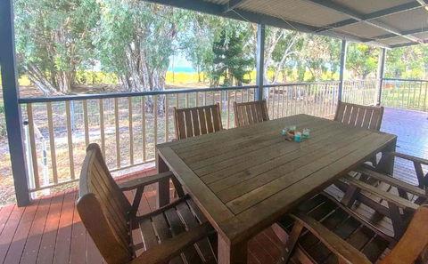 On The Bank - Burrum Heads- Riverfront- 3BR- Aircon - Grafton Accommodation 0