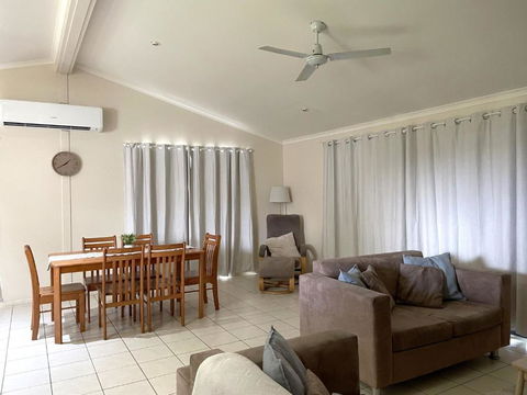 On The Bank - Burrum Heads- Riverfront- 3BR- Aircon - Grafton Accommodation 3
