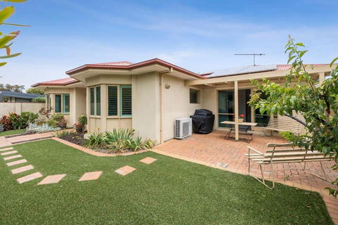 On The Doorstep Of Torquays Cafes And Beaches - Grafton Accommodation 1