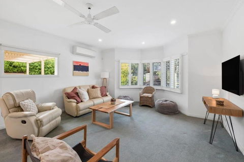 On The Doorstep Of Torquays Cafes And Beaches - Grafton Accommodation 0