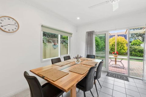 On The Doorstep Of Torquays Cafes And Beaches - Grafton Accommodation 2