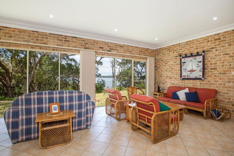 On The Lake - Pet Friendly Waterfront - Grafton Accommodation 3