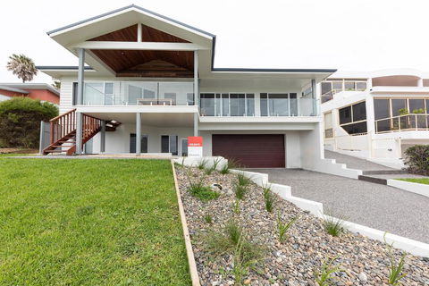 One Mile Beachfront - Grafton Accommodation 0