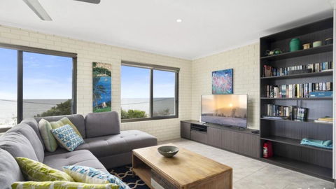 One Of A Kind Beach Front Unit - Grafton Accommodation 2