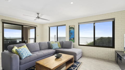 One Of A Kind Beach Front Unit - Grafton Accommodation 3