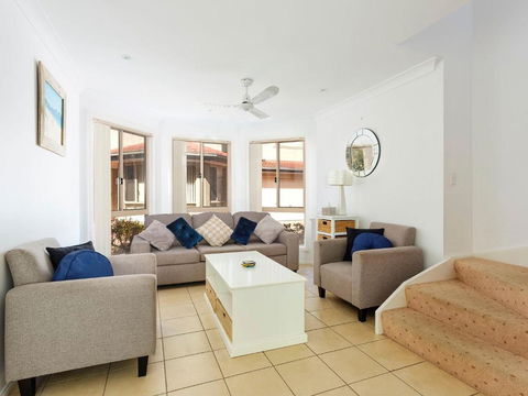 One Street Back From The Surf Beach - Grafton Accommodation 2