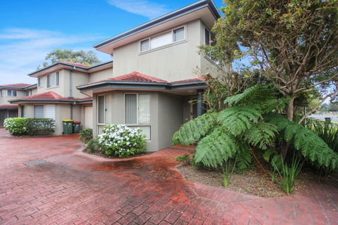 One Street Back From The Surf Beach - Grafton Accommodation 3