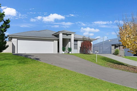 Ophir - Large Entertainer, Sleeps 11 - Grafton Accommodation 3