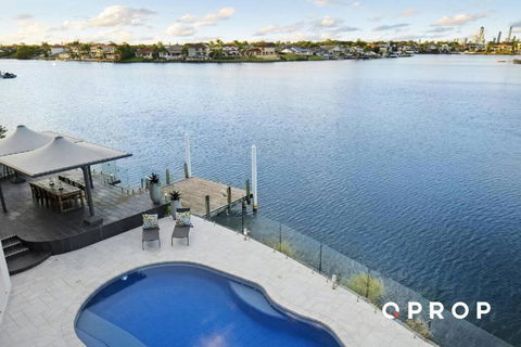 Opulent Waterfront Home - Grafton Accommodation 1