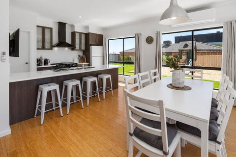 Oriana Grande- 5 Bdrm Sleeps 14 Beach View Wifi - Grafton Accommodation 3