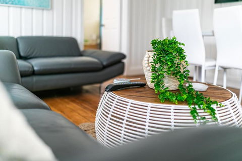 Orton Blue- Beachside Getaway For 4, Pets Welcome, Aircon, Park And Walk To Everything! - Grafton Accommodation 1