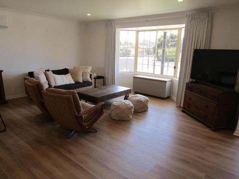 Our Little Beach House - Grafton Accommodation 3