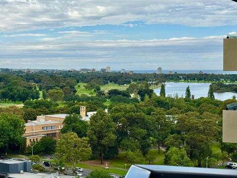 Panoramic View - Albert Park Lake & Shrine Views - Grafton Accommodation 0